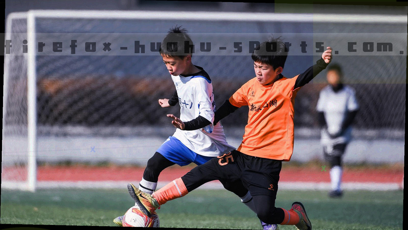 夜色中亮起灯光的体育场看台与大型转播屏幕
